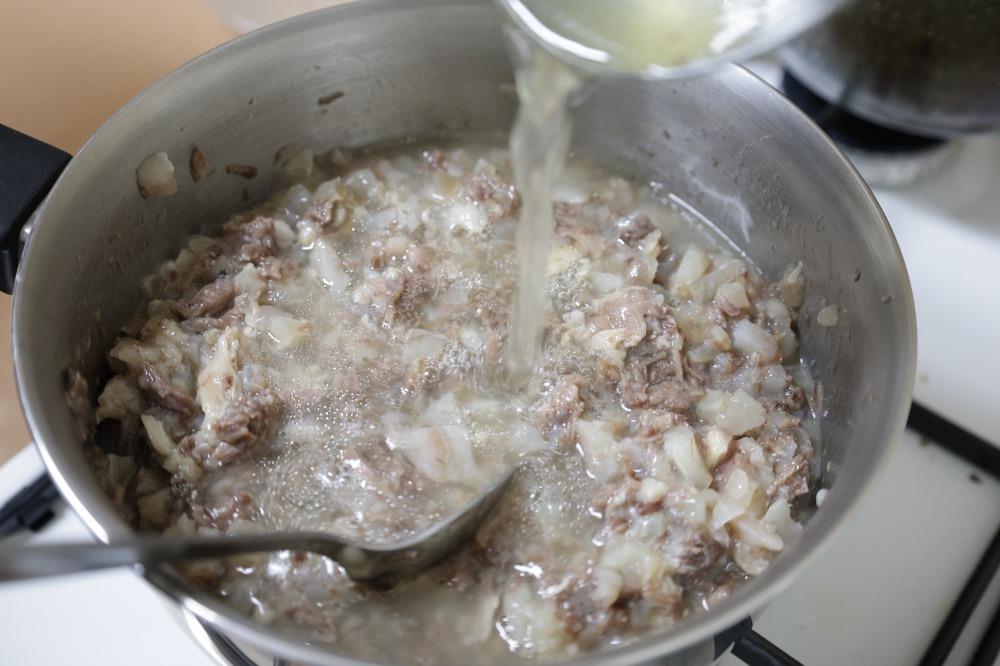 Поместите нарезанное мясо в небольшую кастрюлю