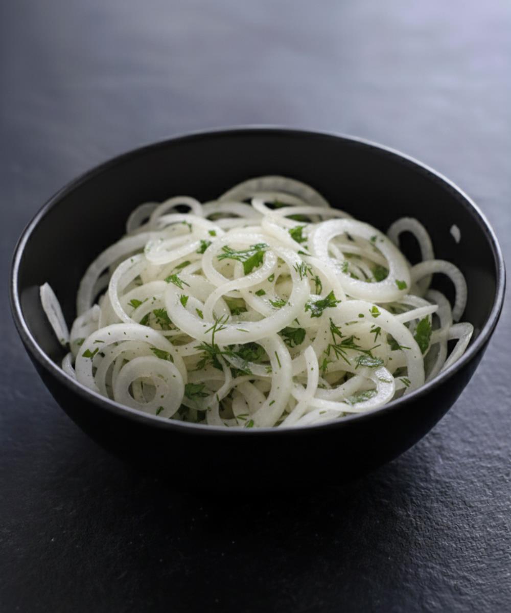Маринованный лук с зеленью
