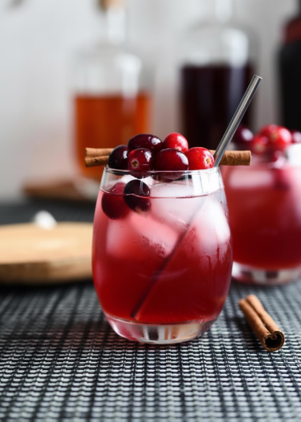 Клюквенный коктейль с вишнёвым сиропом и корицей