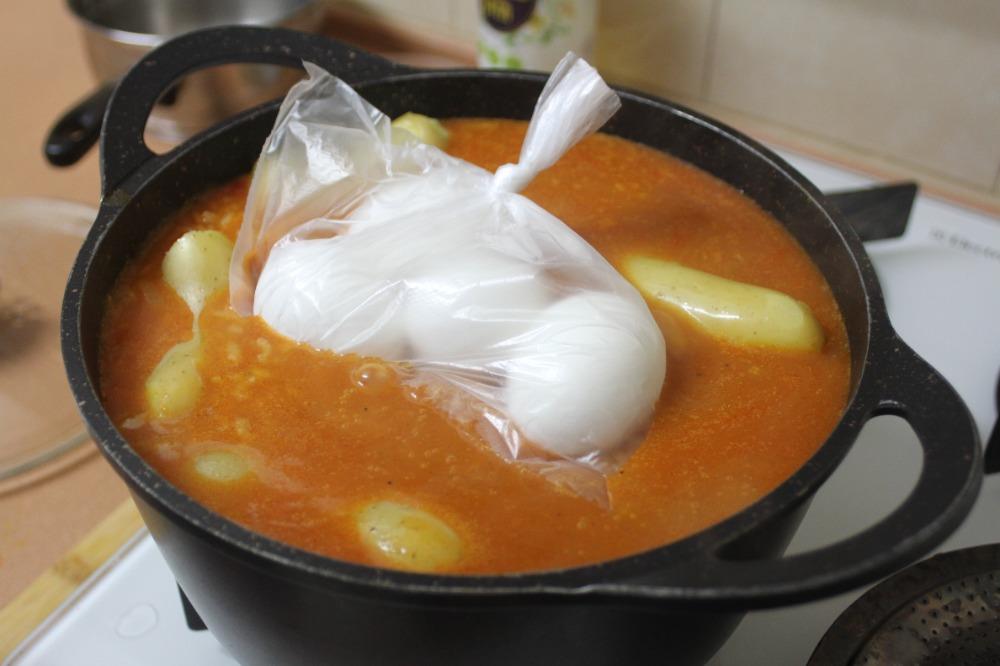 Пакет с яйцами и картошку положить в кастрюлю на рис
