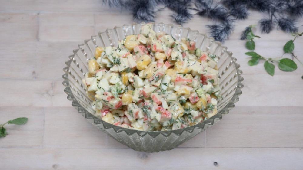 Салат с крабовыми палочками, яйцами и кукурузой
