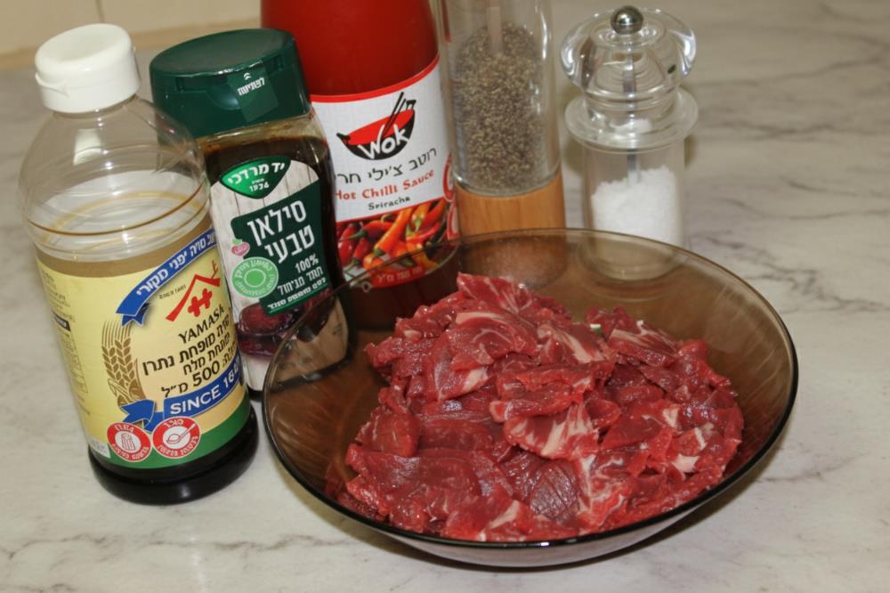 Подготавливаем соусы и мясо.