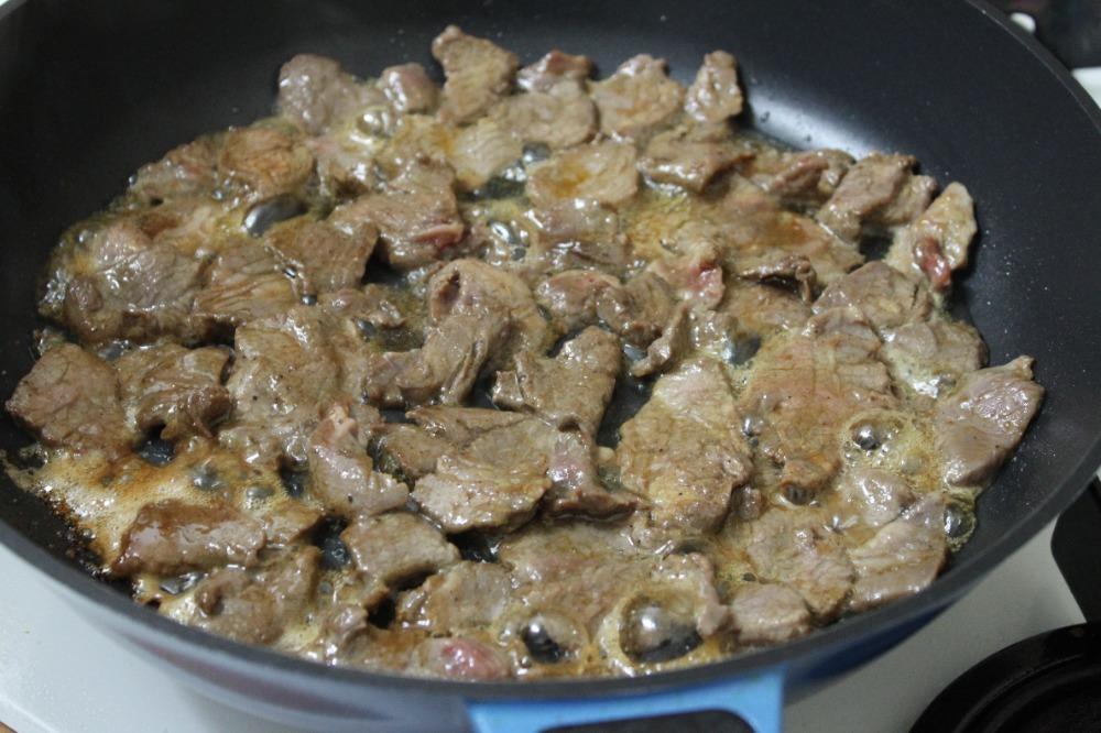 Обжариваем мясо