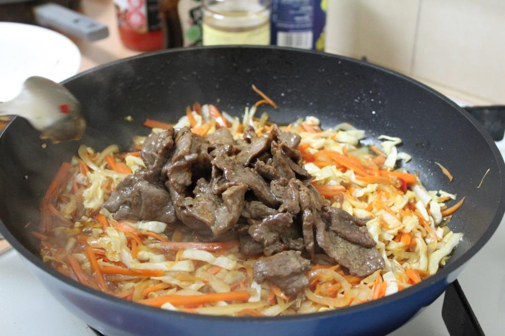 Соединяем мясо в сковороде с овощями.