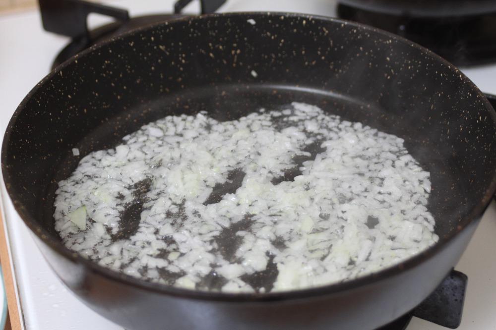 Репчатый лук обжарьте на сковороде