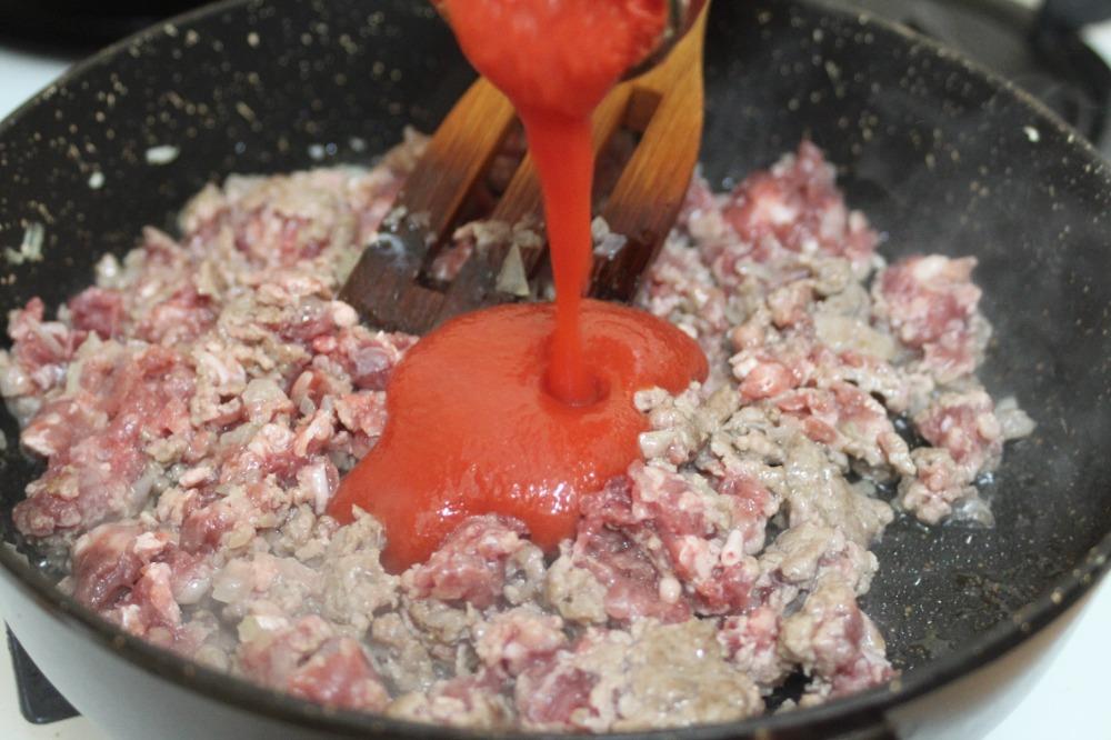 Добавьте к луку говяжий фарш и специи