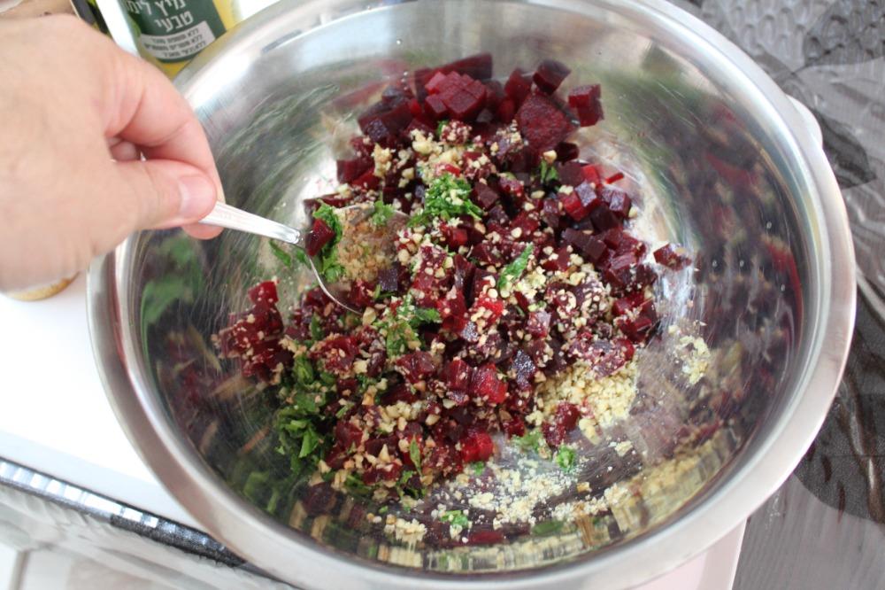 Аккуратно перемешайте салат