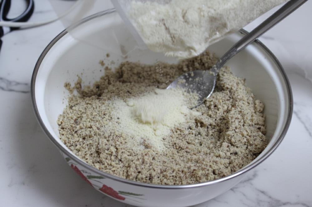 Ореховую массу смешайте с миндалем.