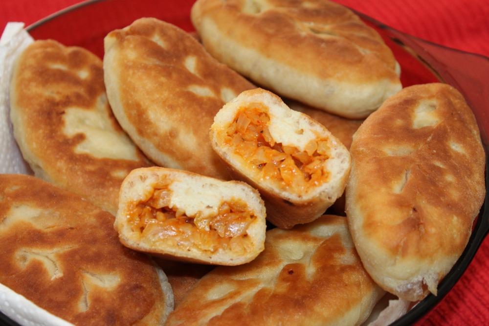 Жареные пирожки с капустой на сковороде