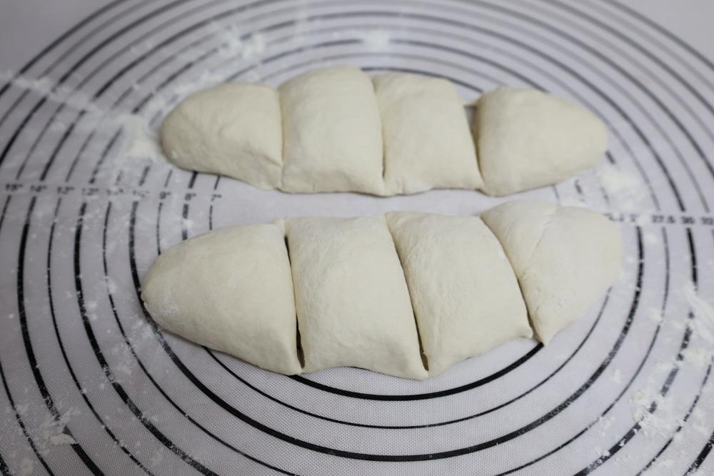 Разделите тесто на кусочки
