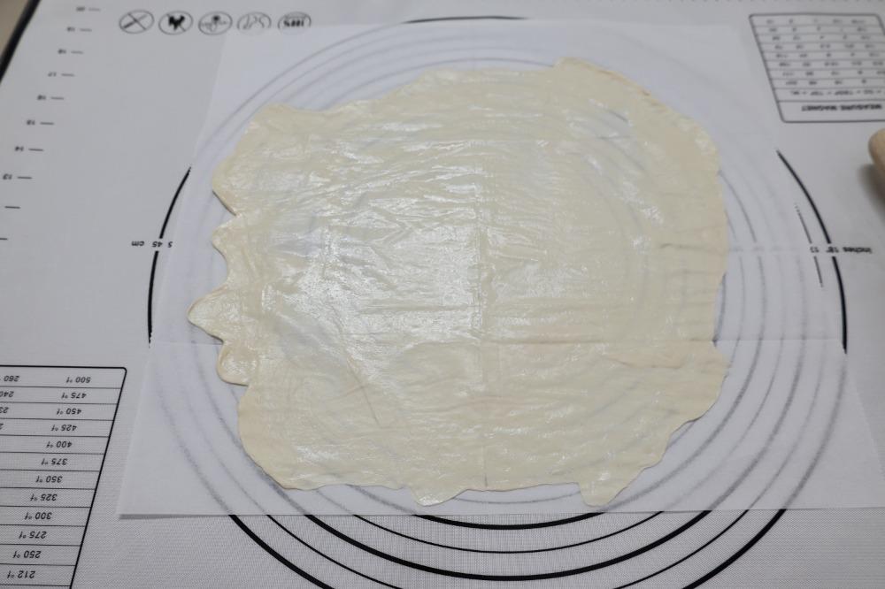 Раскатайте тесто в тонкий пласт