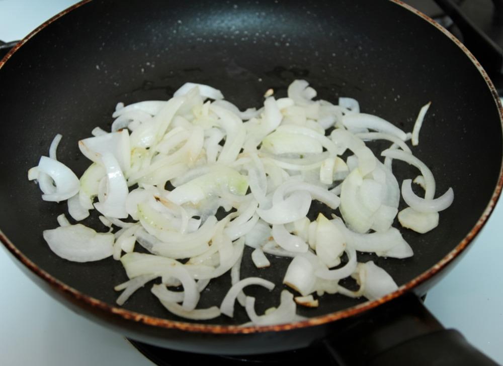 Обжариваем лук