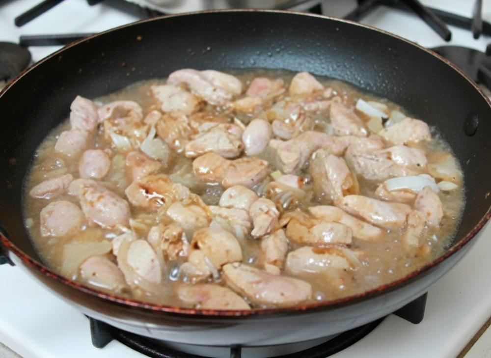 В сковороду с луком добавьте бычьи яйца