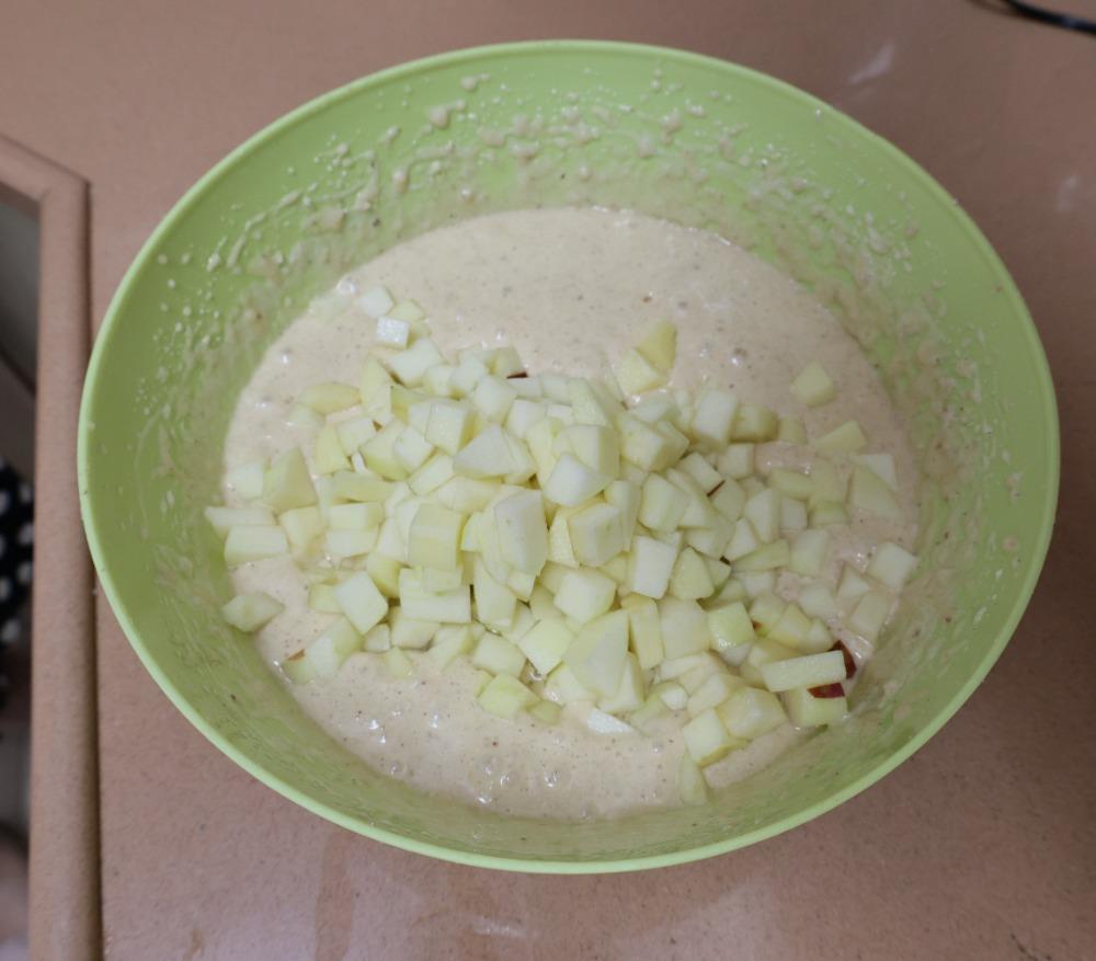 Добавляем яблоки в тесто