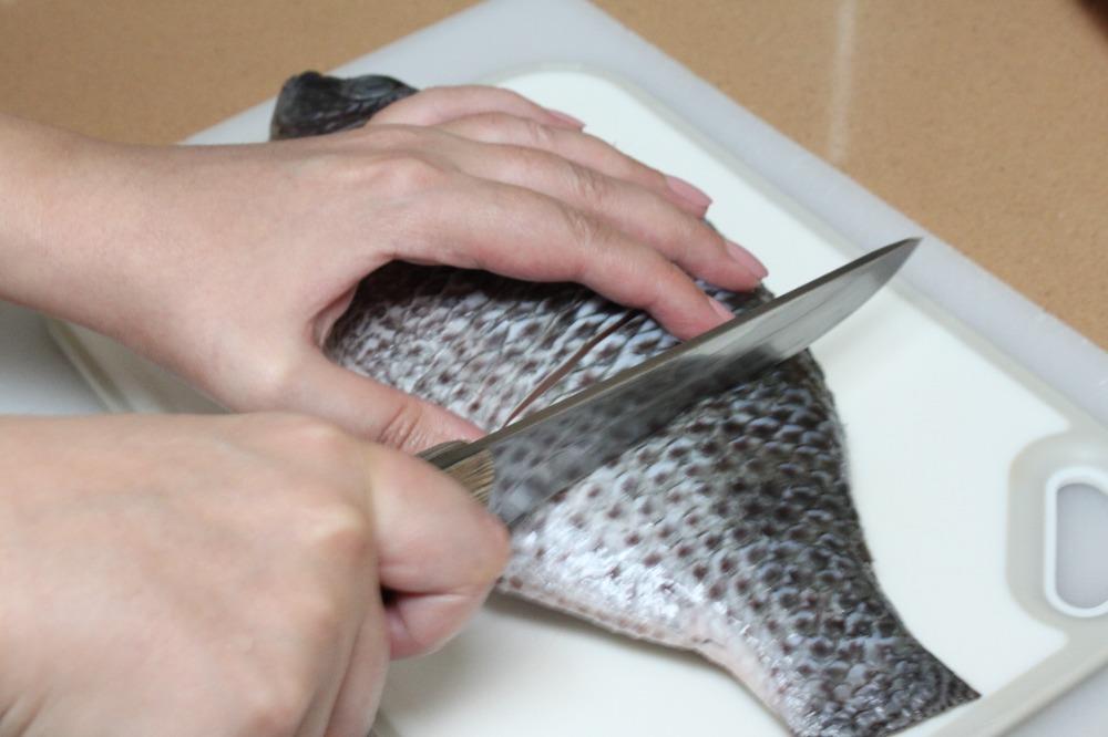 Очищенную рыбу, промыть и сделать 5-6 глубоких разрезов