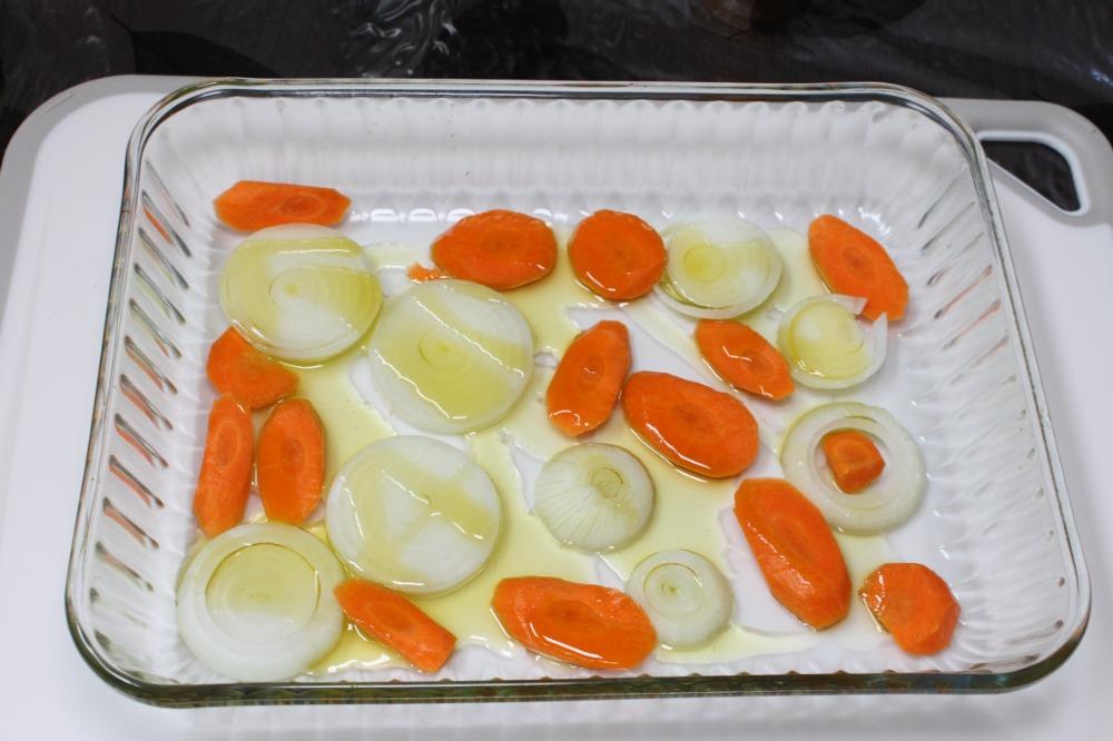 На дно формы выложить морковку с луком