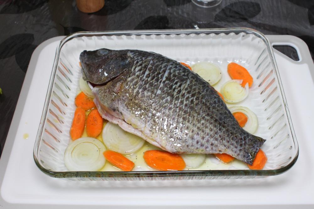 Расположить рыбу поверх овощей