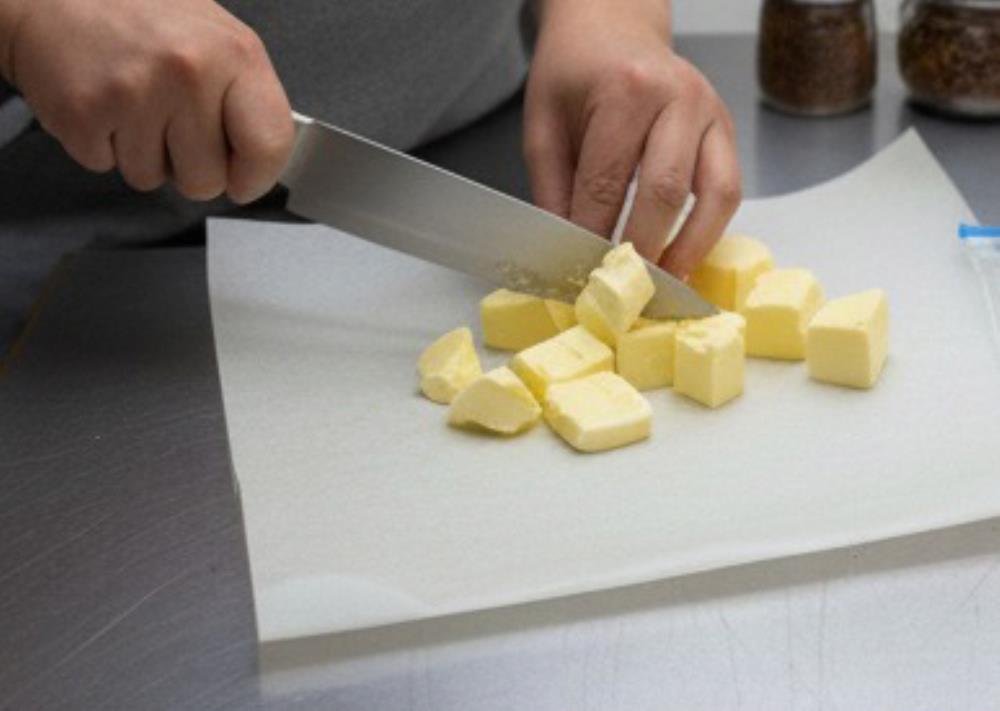 Холодное сливочное масло нарежьте кубиками