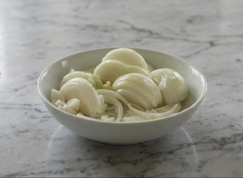 Нарезать лук полукольцами