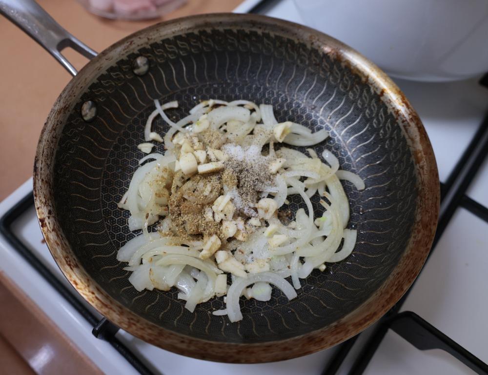 Обжариваем лук со специями