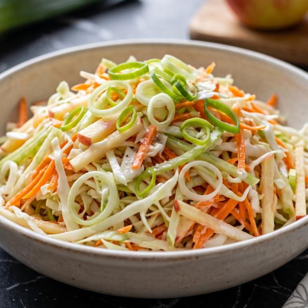 Осенний салат со свежими овощами и яблоками