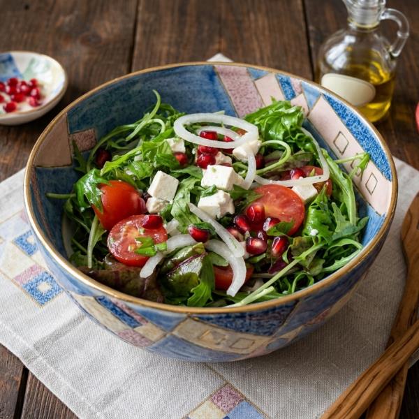 Салат с рукколой, фетой, черри и гранатом
