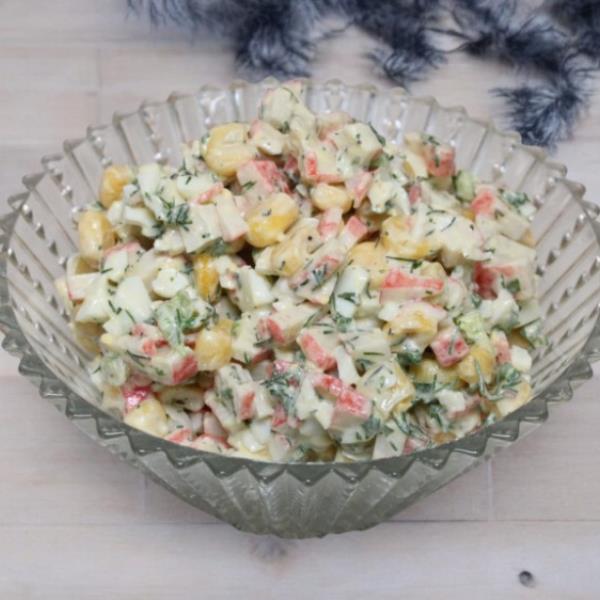 Салат с крабовыми палочками, яйцами и кукурузой