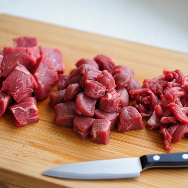 Как нарезать мясо кубиками