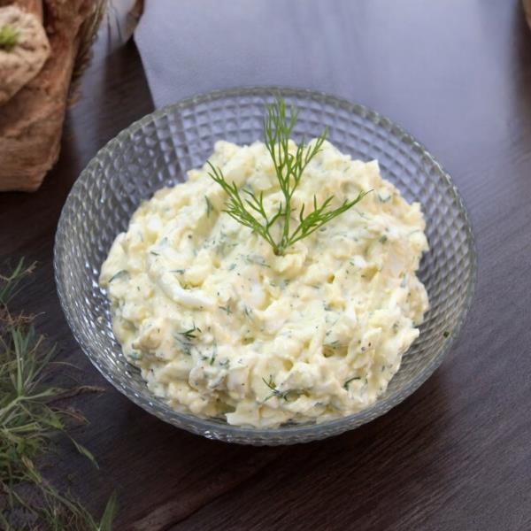 Домашний яичный салат с майонезом и укропом