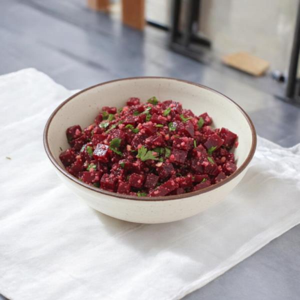 Салат из свеклы с зеленью и орехами