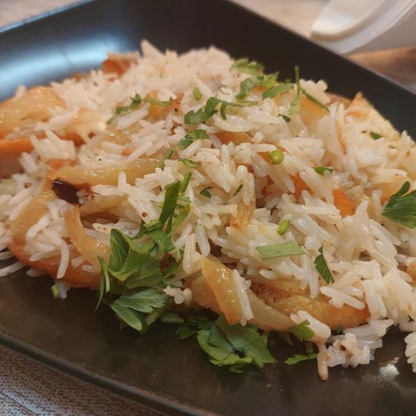 Жареная картошка с луком и ароматным рисом