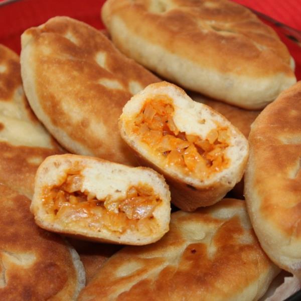 Жареные пирожки с капустой на сковороде