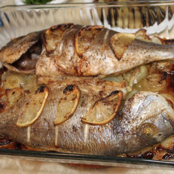 Дорадо запеченная на луковой подушке
