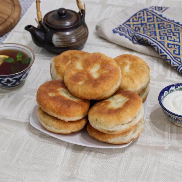 Закрытые беляши с обжаренным фаршем и кедровыми орехами
