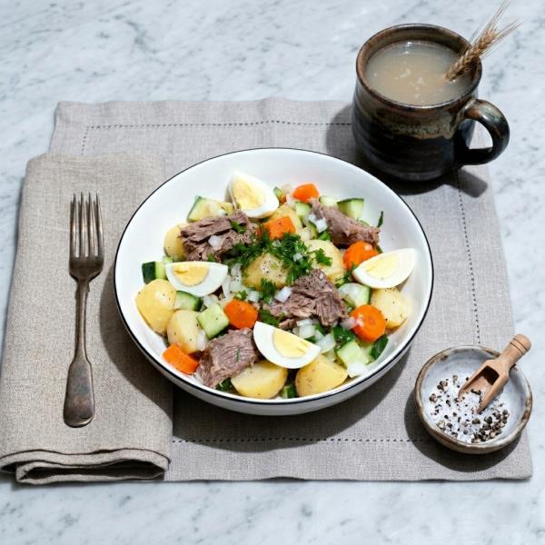 Салат с отварной бараниной и овощами