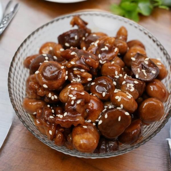 Шампиньоны в кисло-сладком соусе с орехами и каштанами
